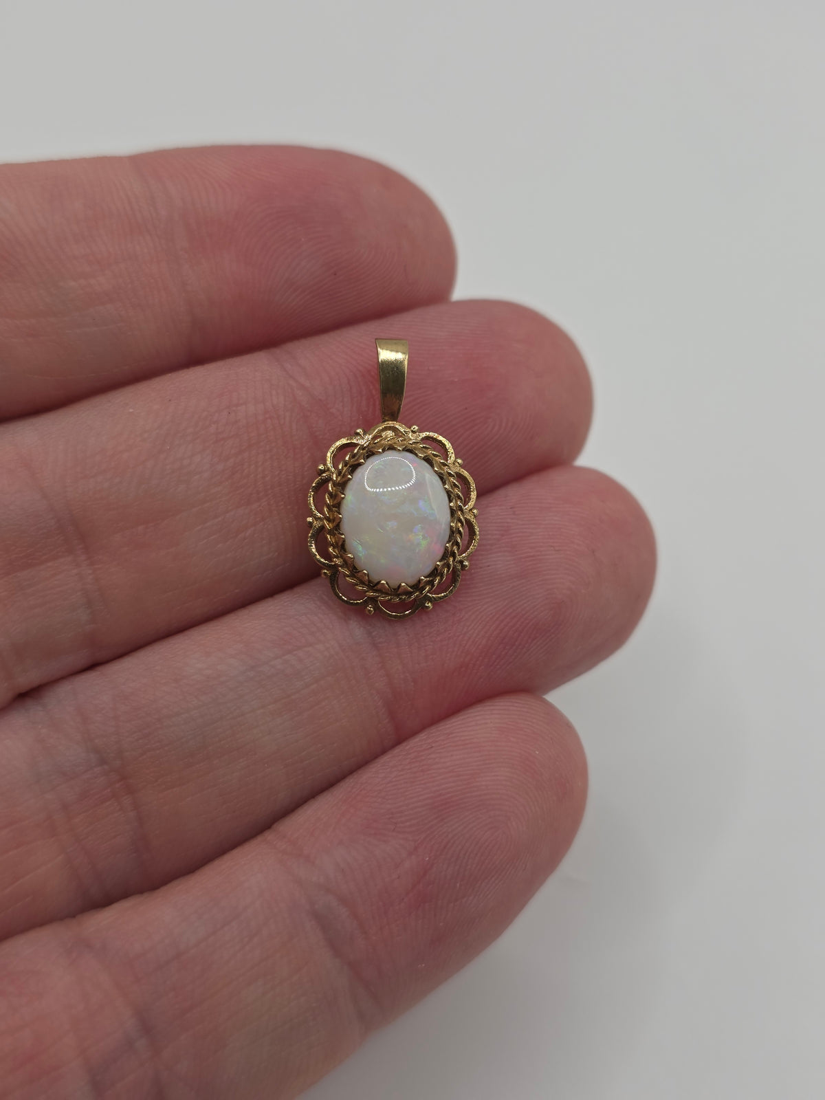 9ct gold opal pendant