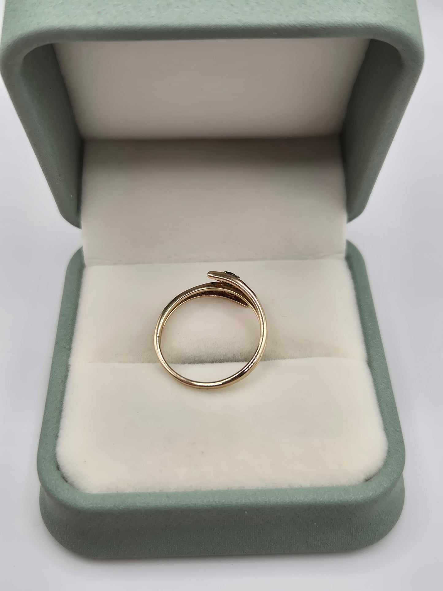 9ct gold diopside and diamond ring