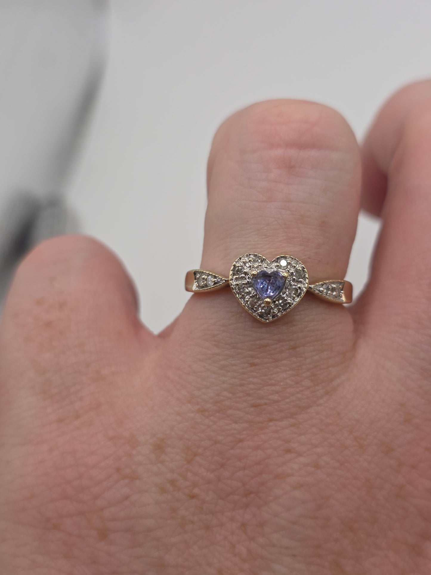 9ct gold tanzanite and diamond ring