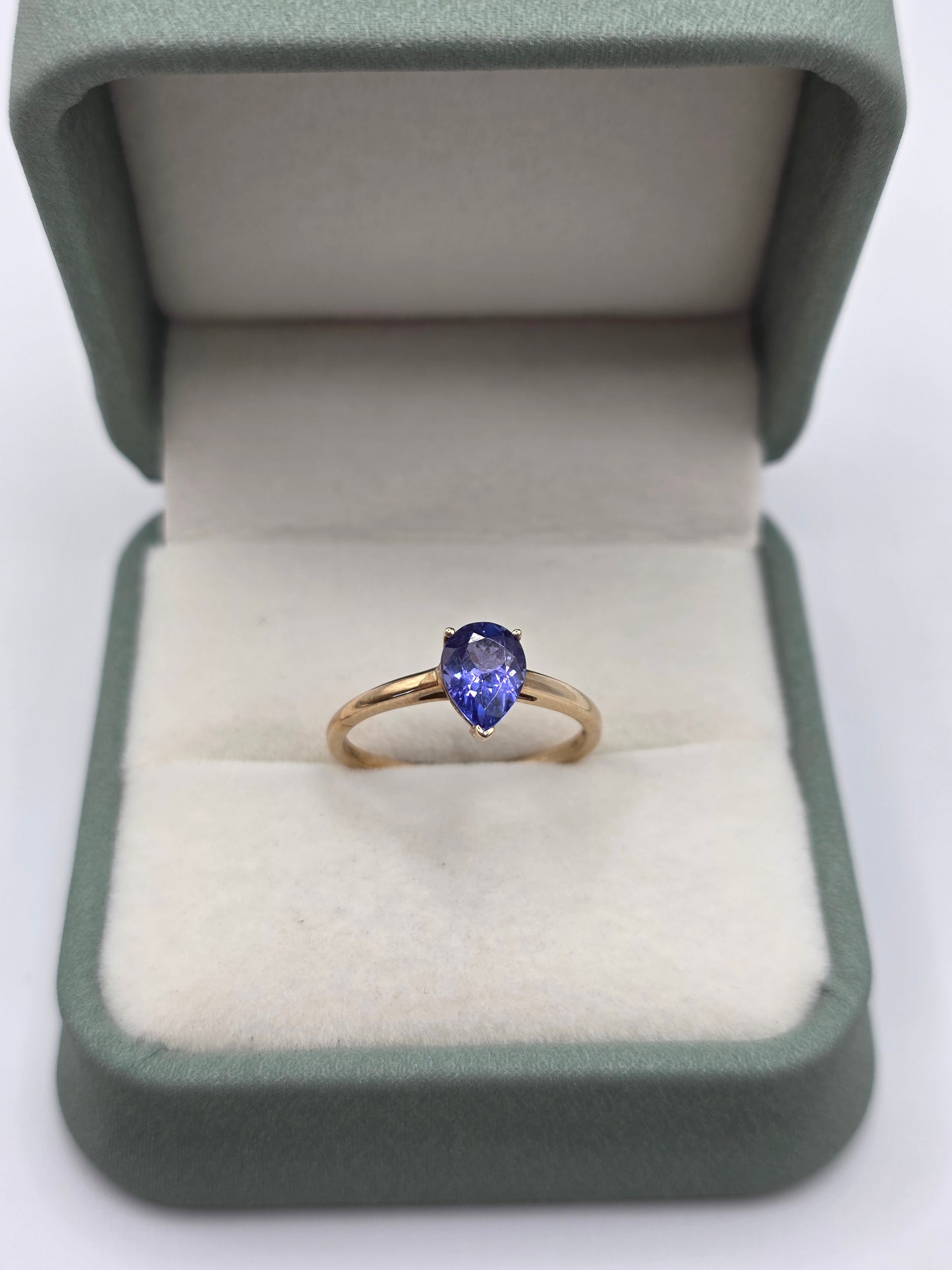 9ct gold tanzanite ring