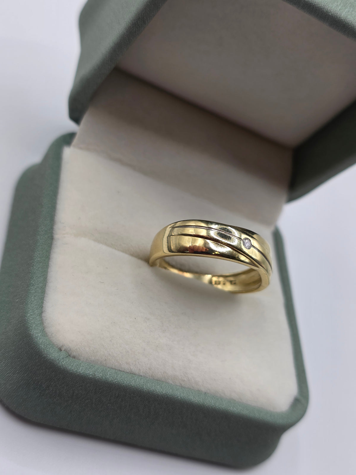 9ct gold diamond ring
