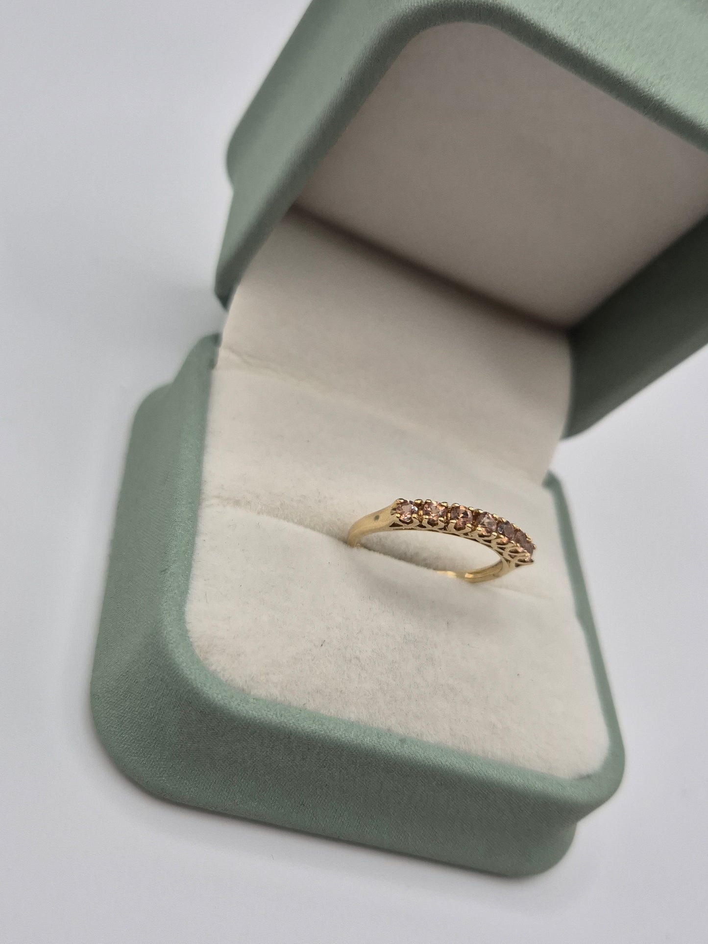 9ct gold quartz ring