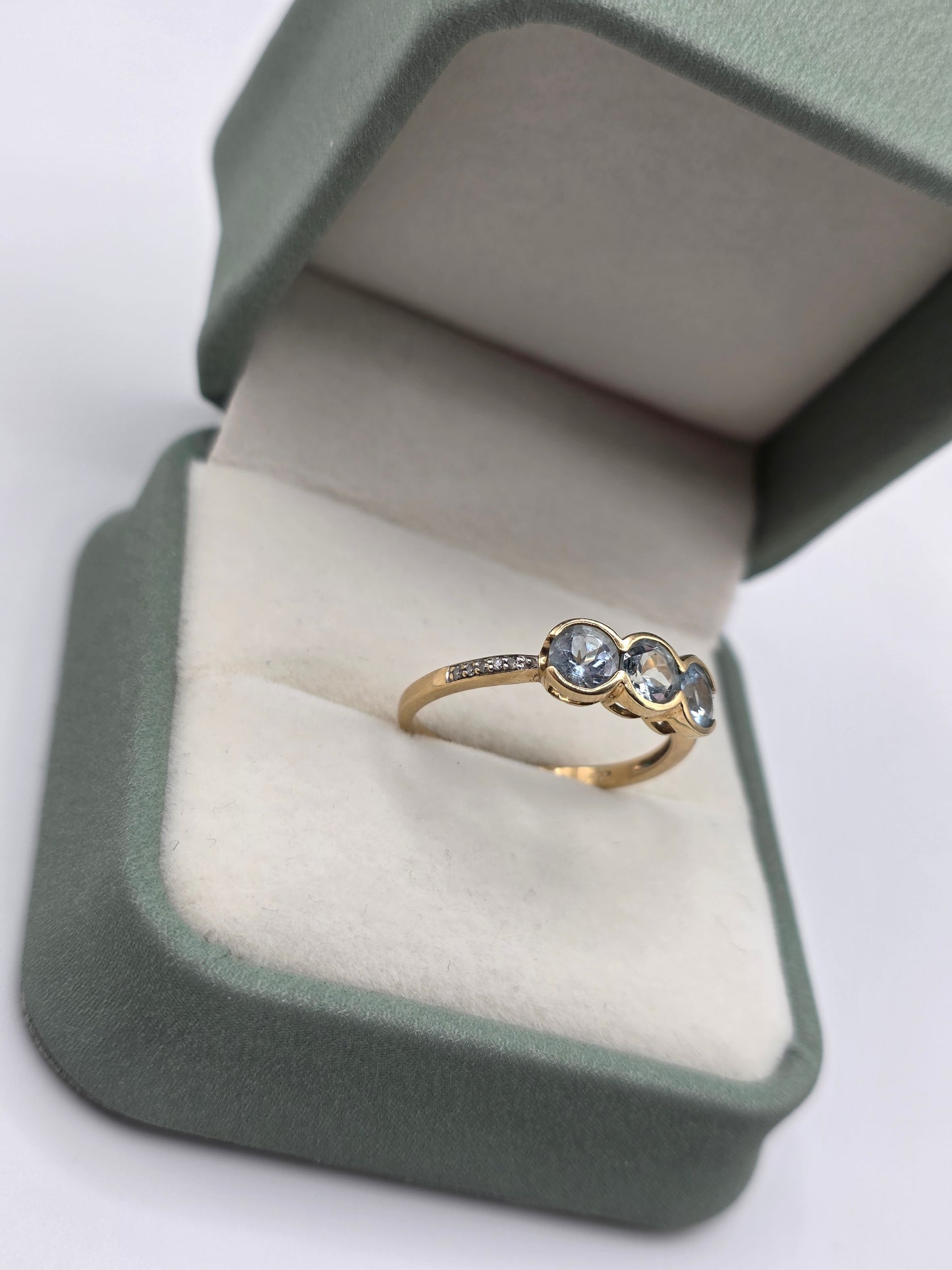 9ct gold aquamarine and diamond ring
