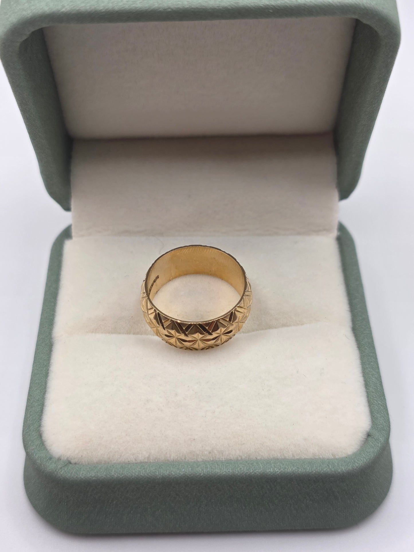 9ct gold patterned band ring