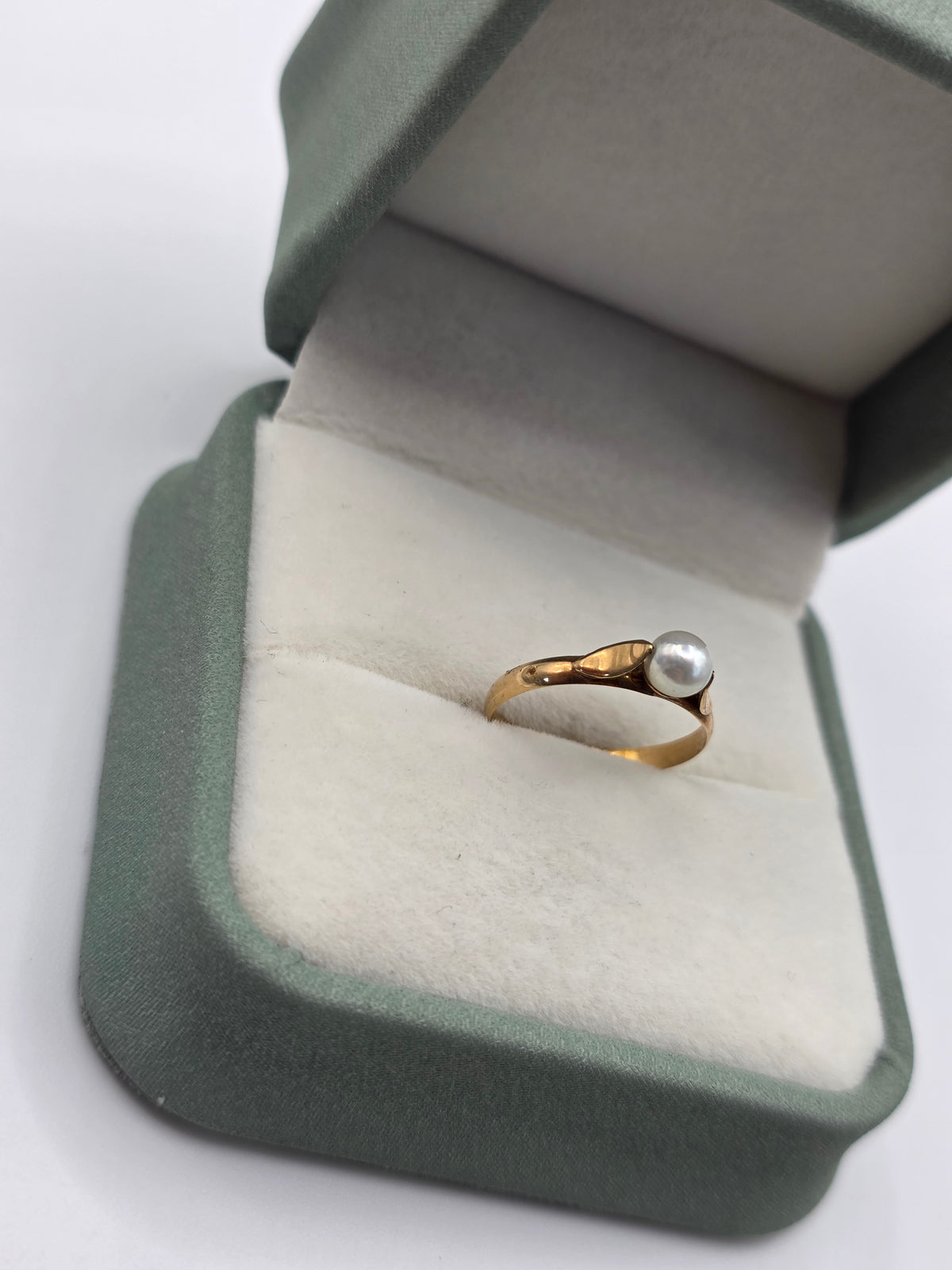 18ct gold pearl ring