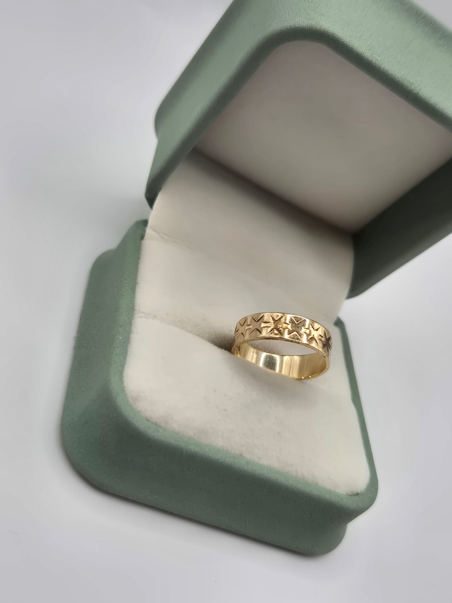 Vintage 9ct gold patterned band ring