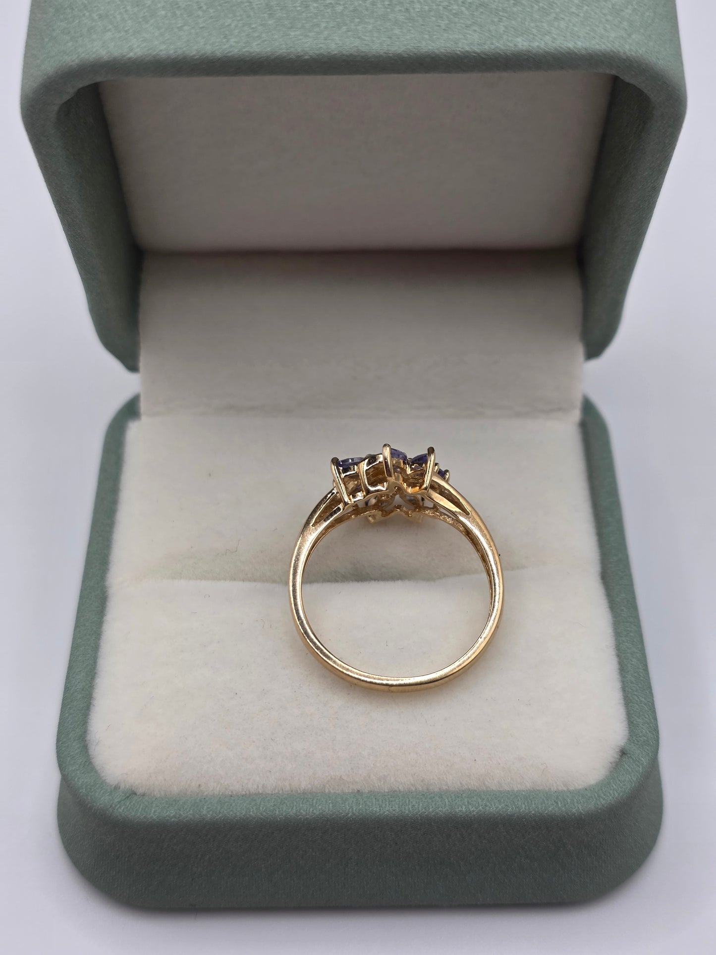 9ct gold tanzanite and diamond ring