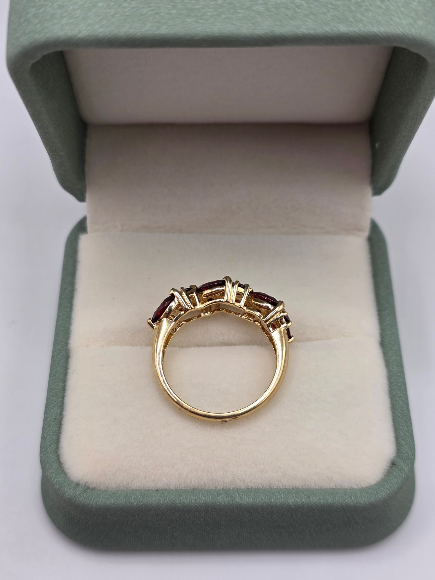 9ct gold garnet ring