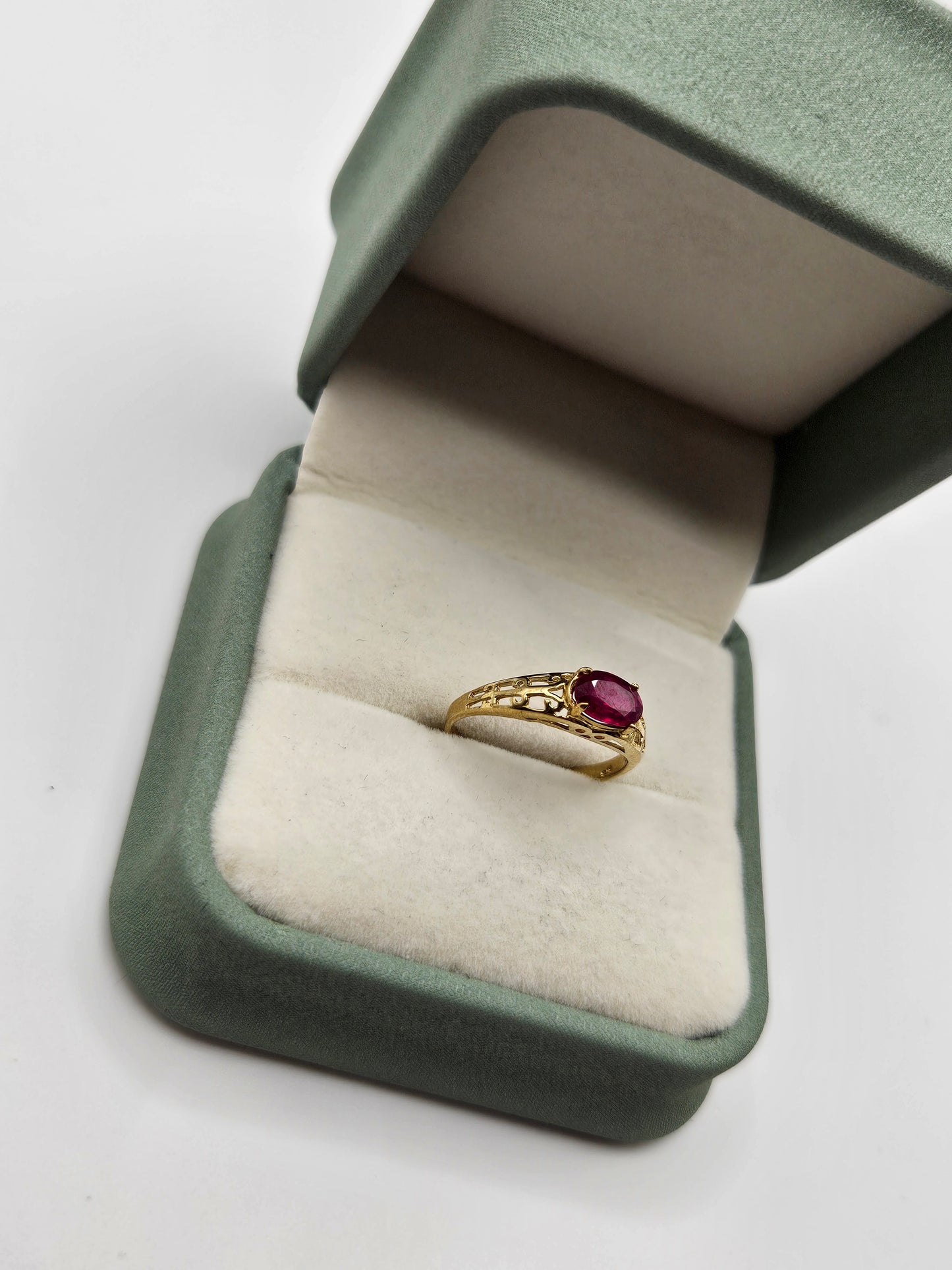 9ct gold garnet ring