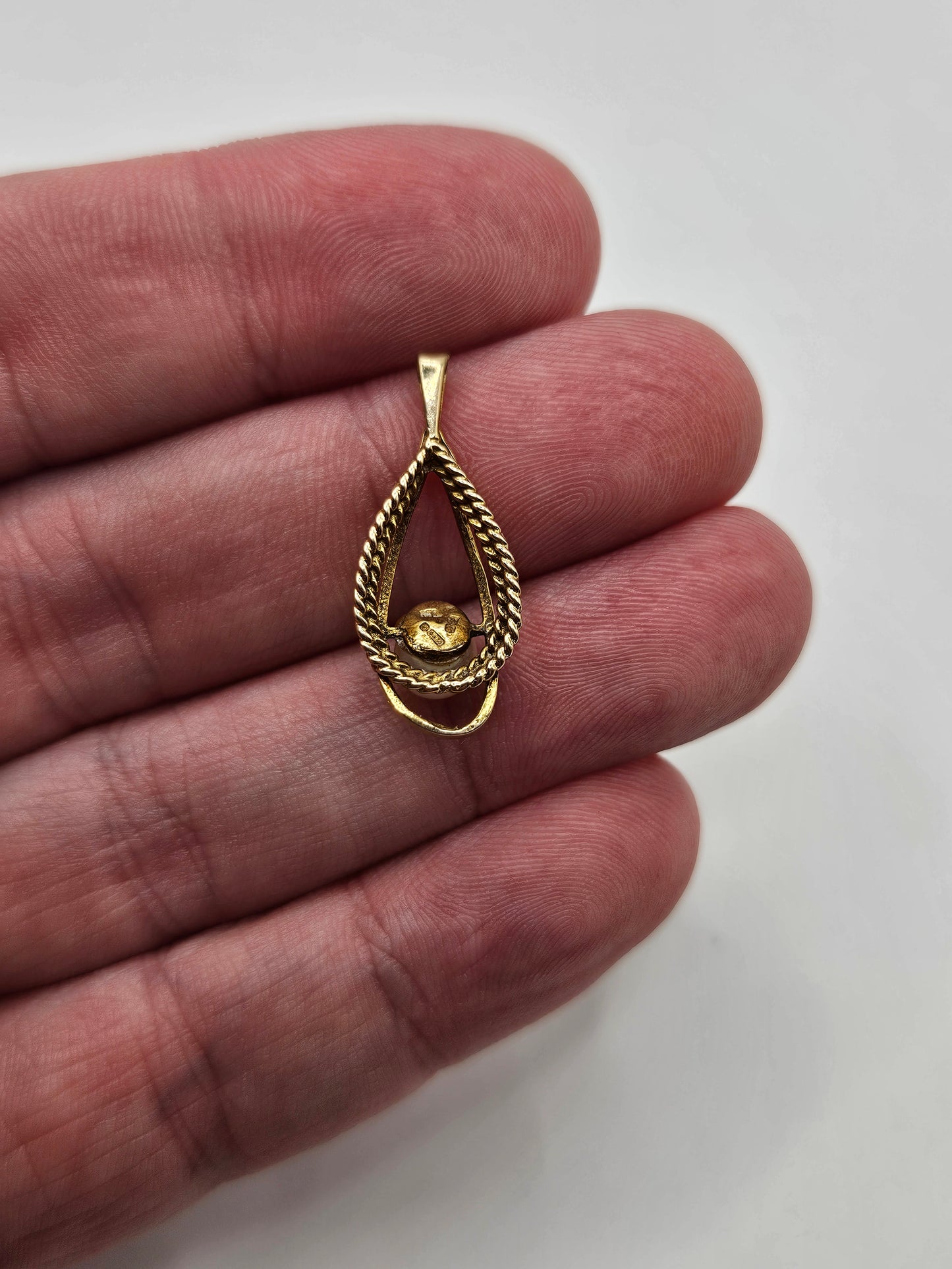 9ct gold pearl pendant