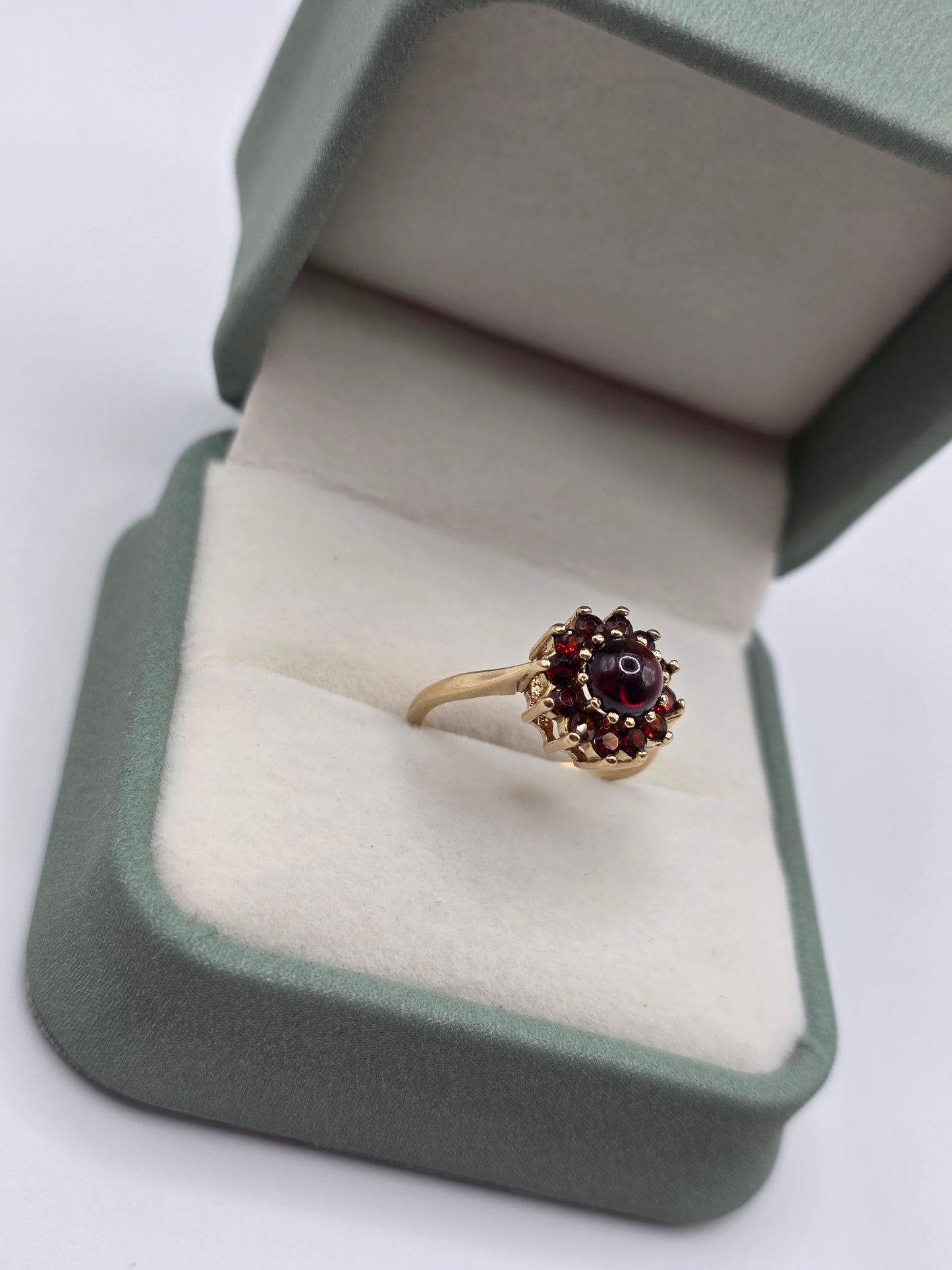 9ct gold cabachon garnet ring