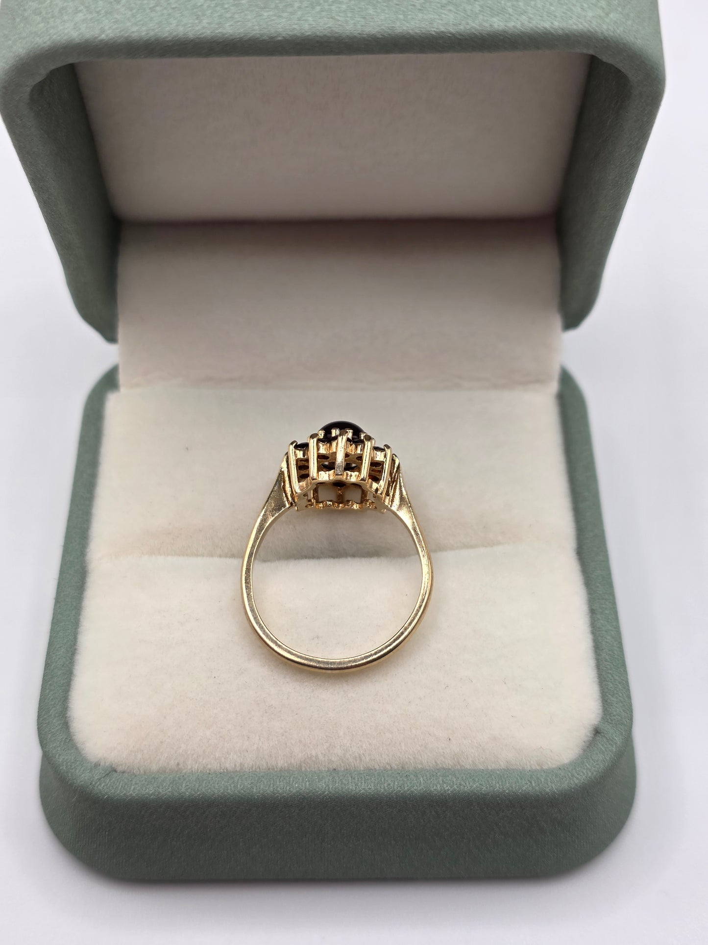 9ct gold cabachon garnet ring