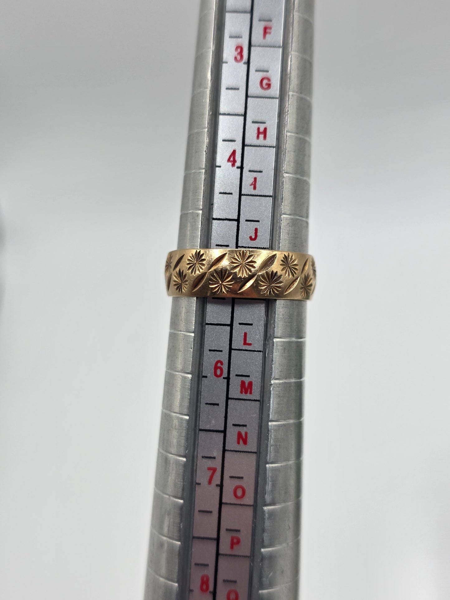 9ct gold patterned band ring