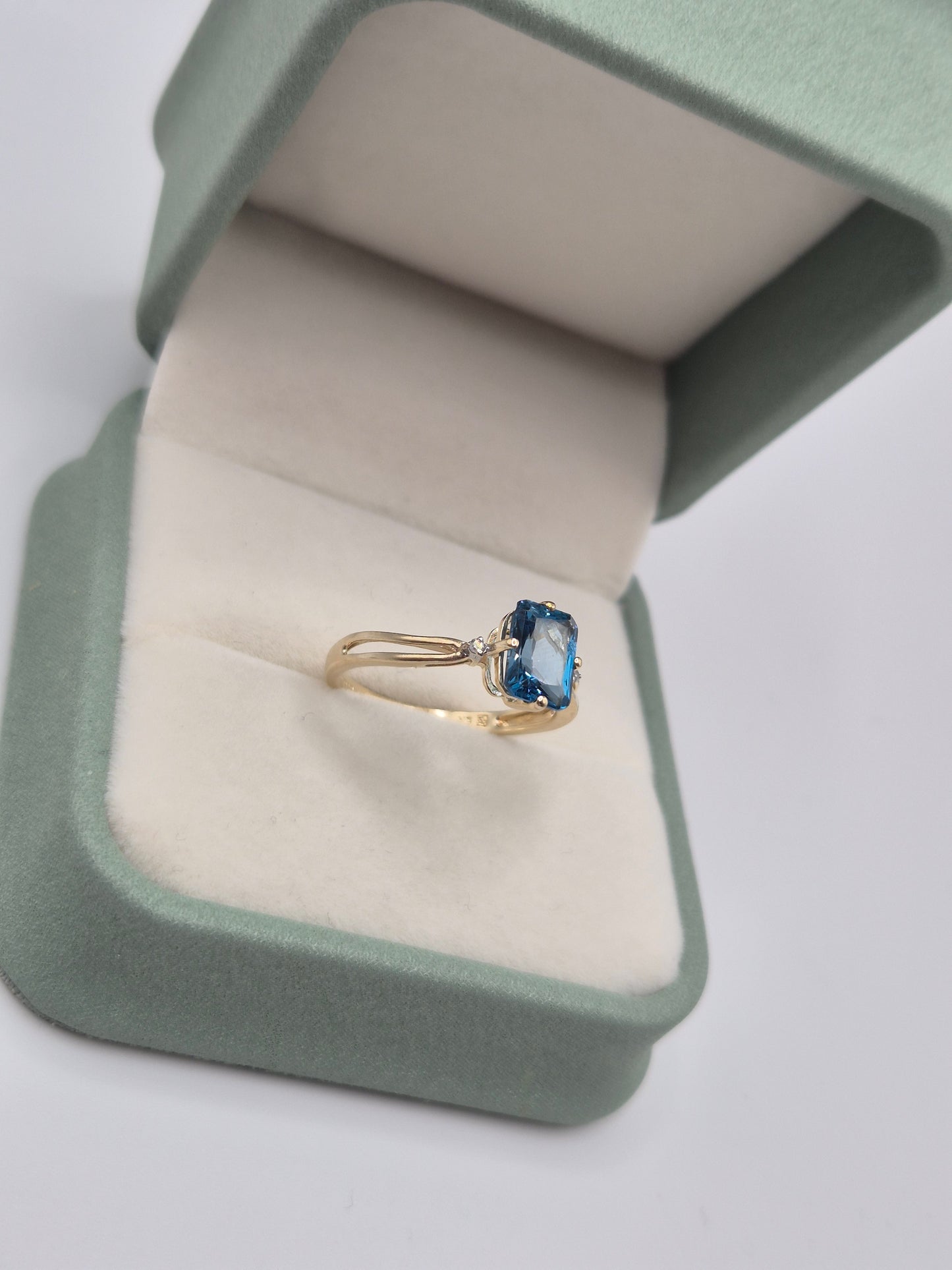 9ct gold topaz and diamond ring