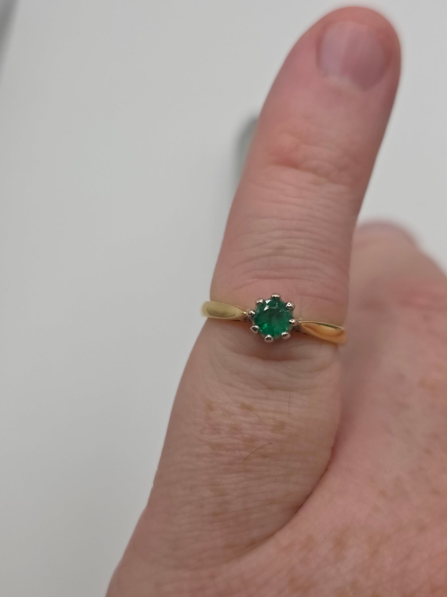 18ct gold emerald ring