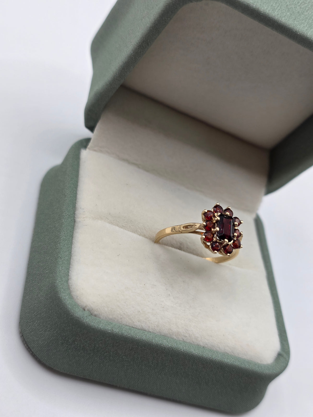 9ct gold garnet cluster ring