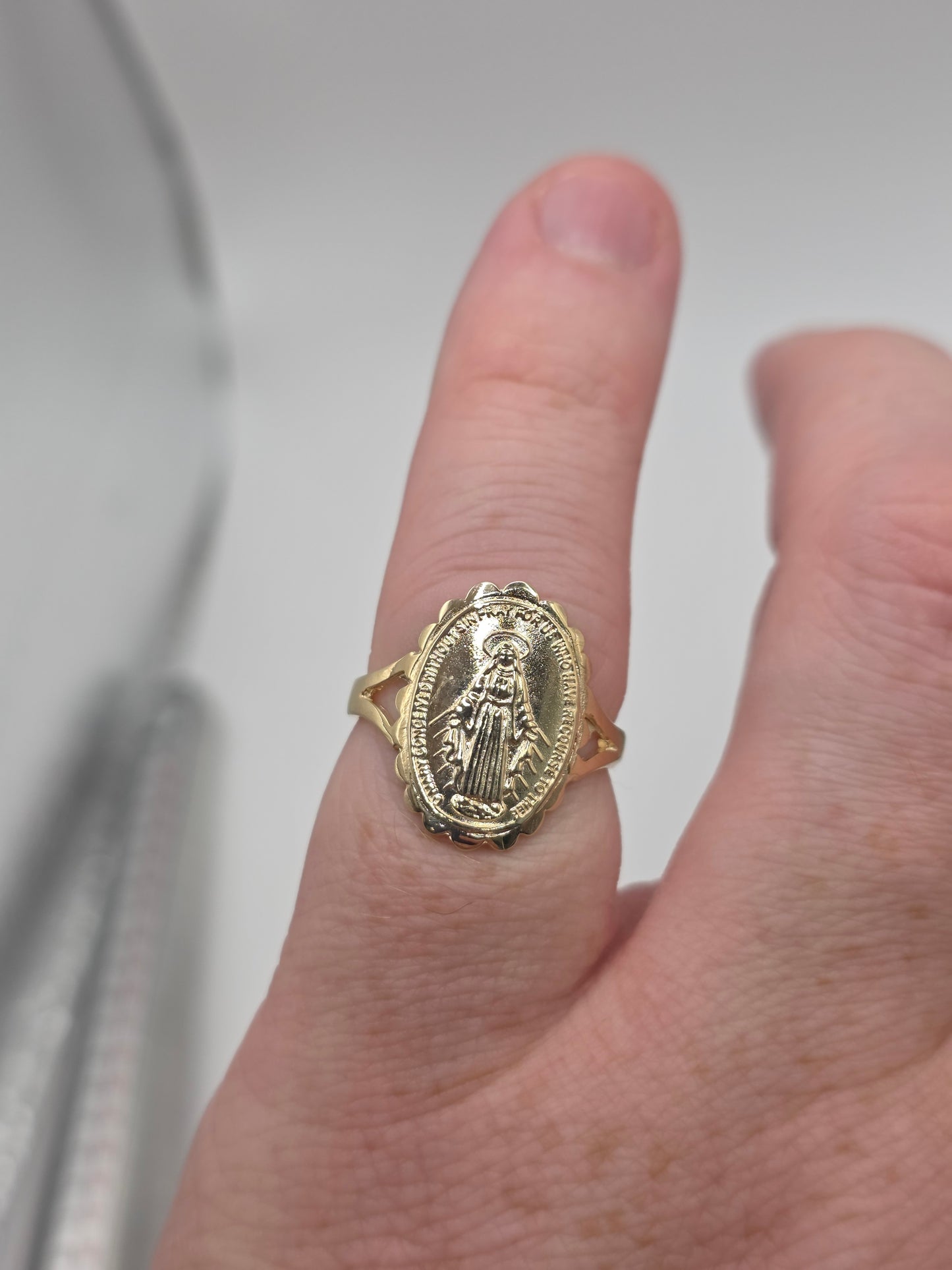9ct gold st marys ring