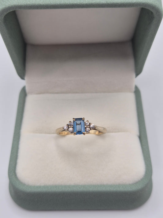 9ct gold topaz and zircon ring