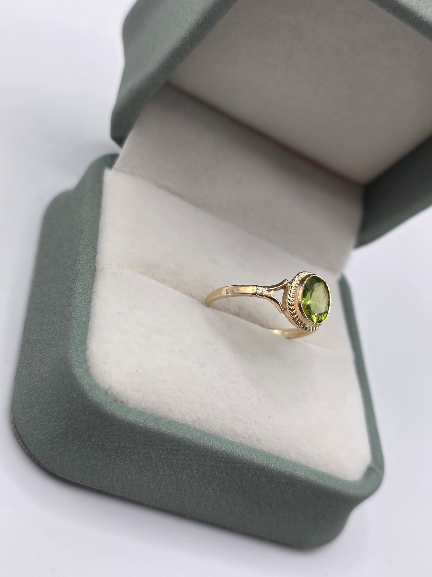 9ct gold peridot ring