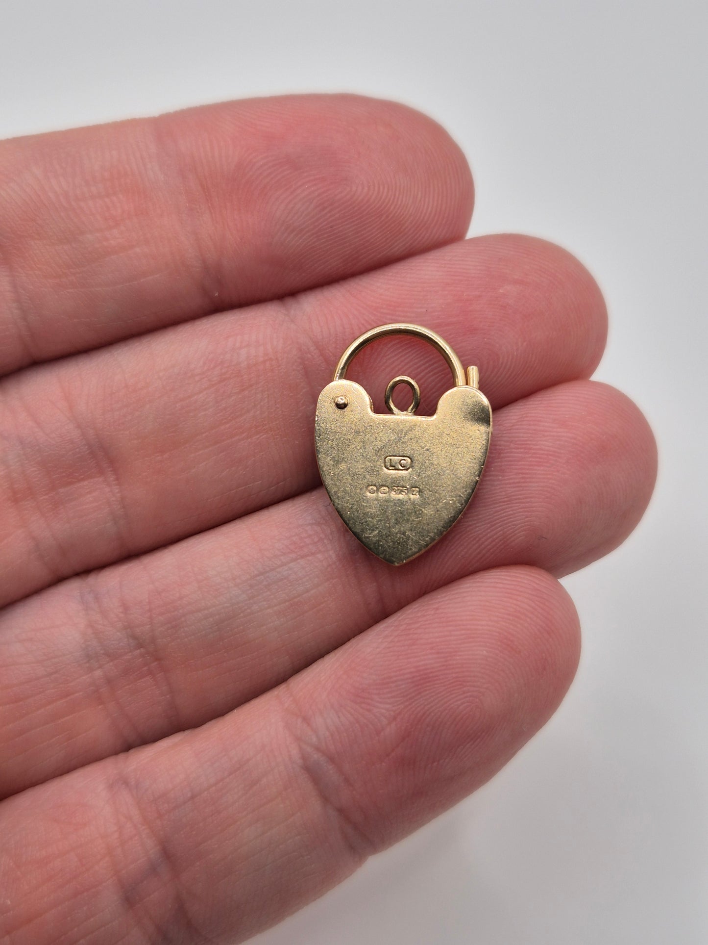 9ct gold padlock (6)