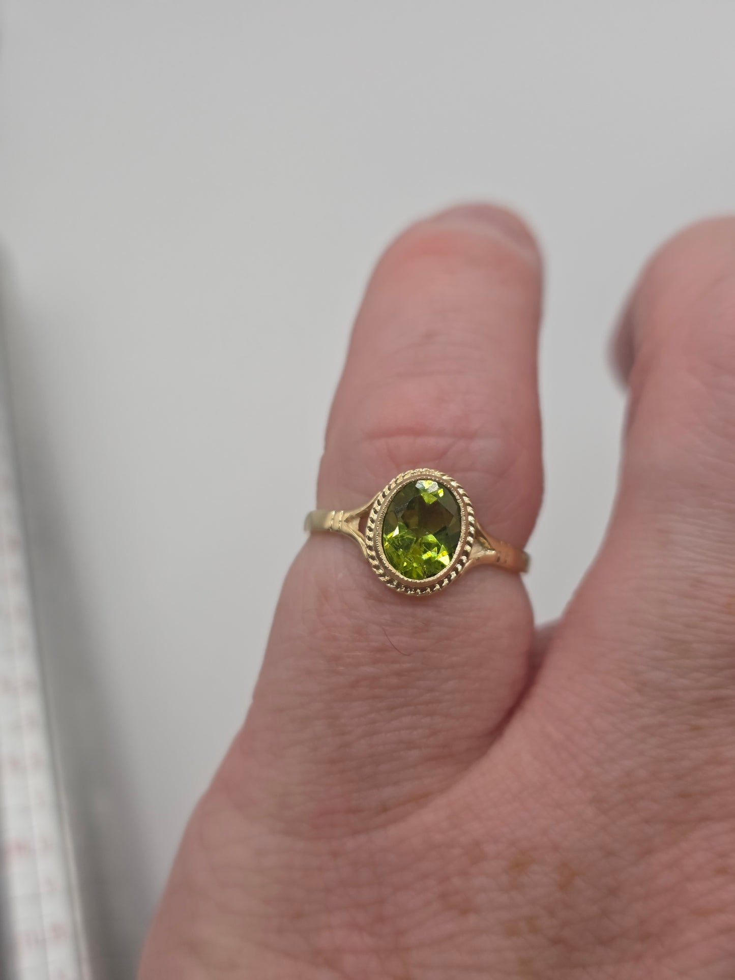 9ct gold peridot ring