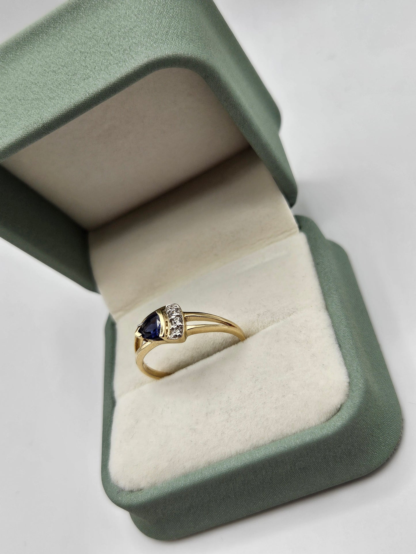 9ct gold iolite and zircon ring