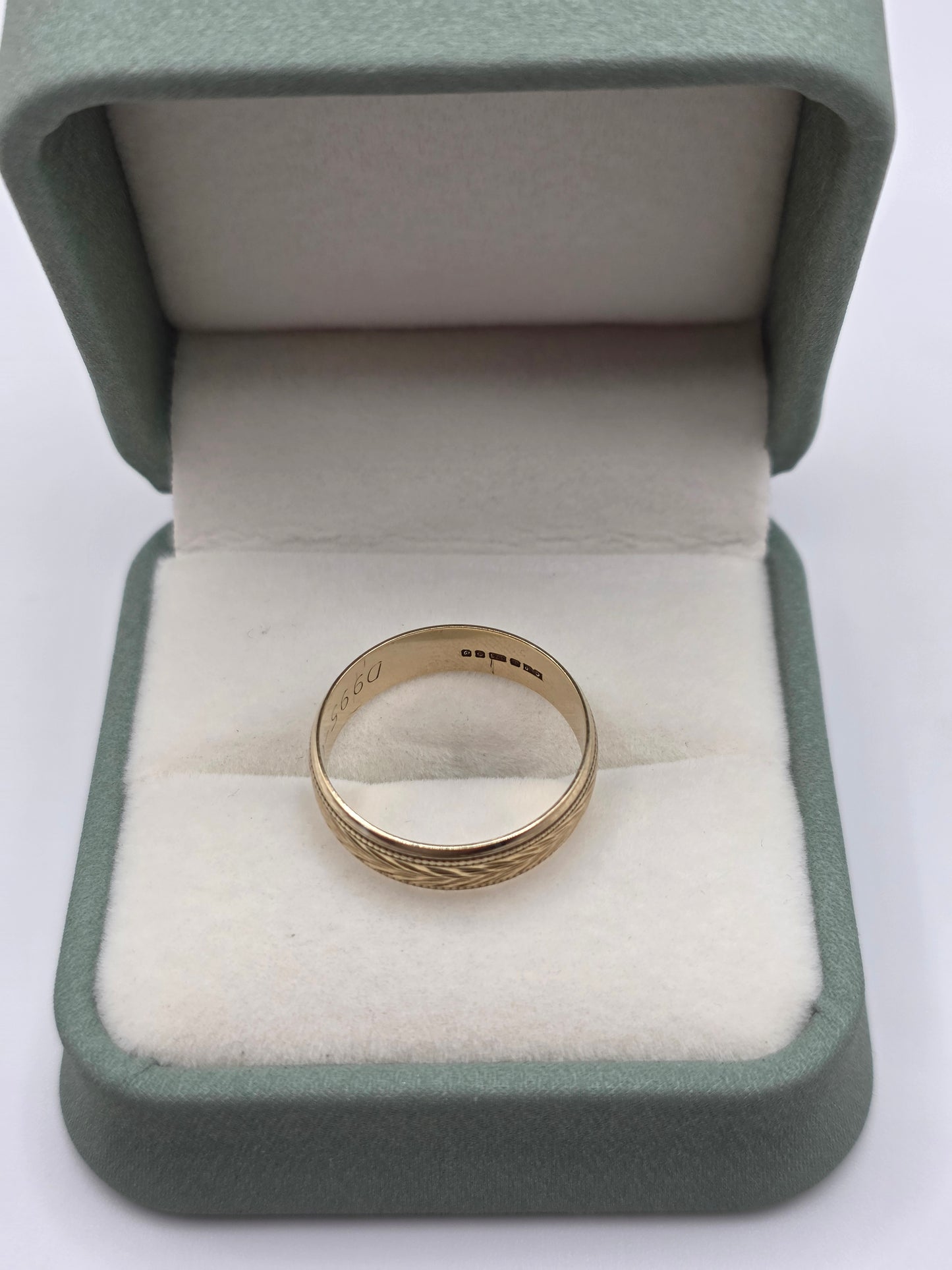 9ct gold patterned band ring