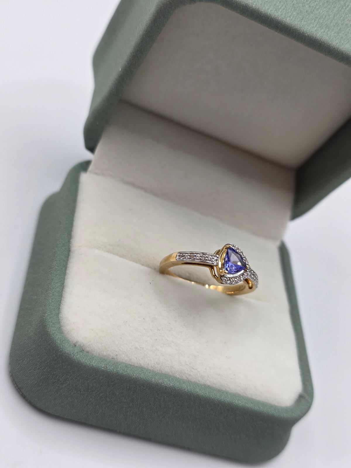 9ct gold tanzanite and zircon ring