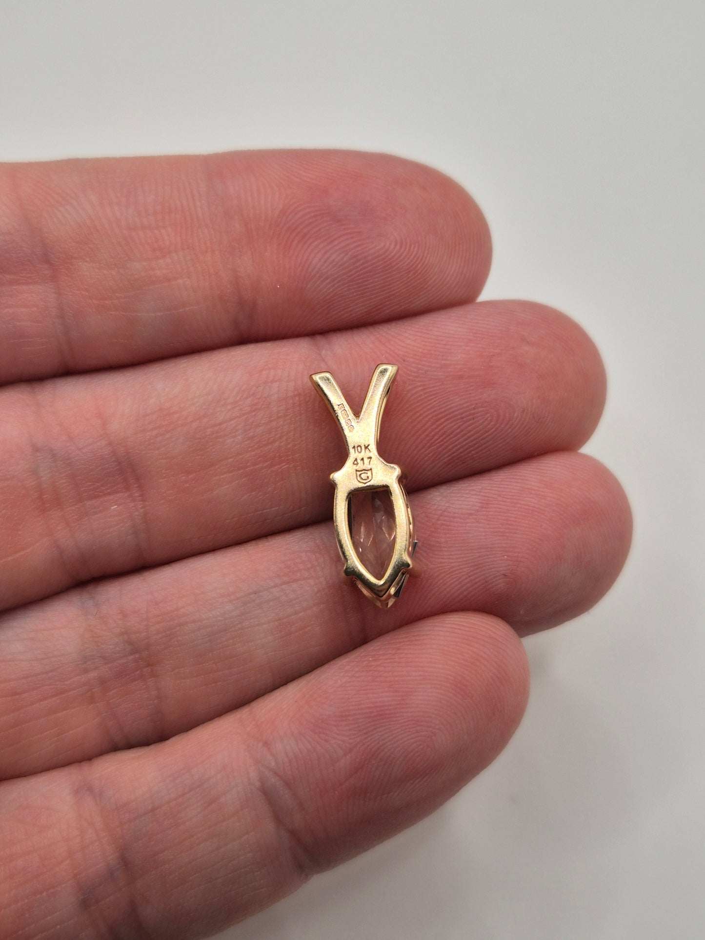 9ct gold quartz pendant