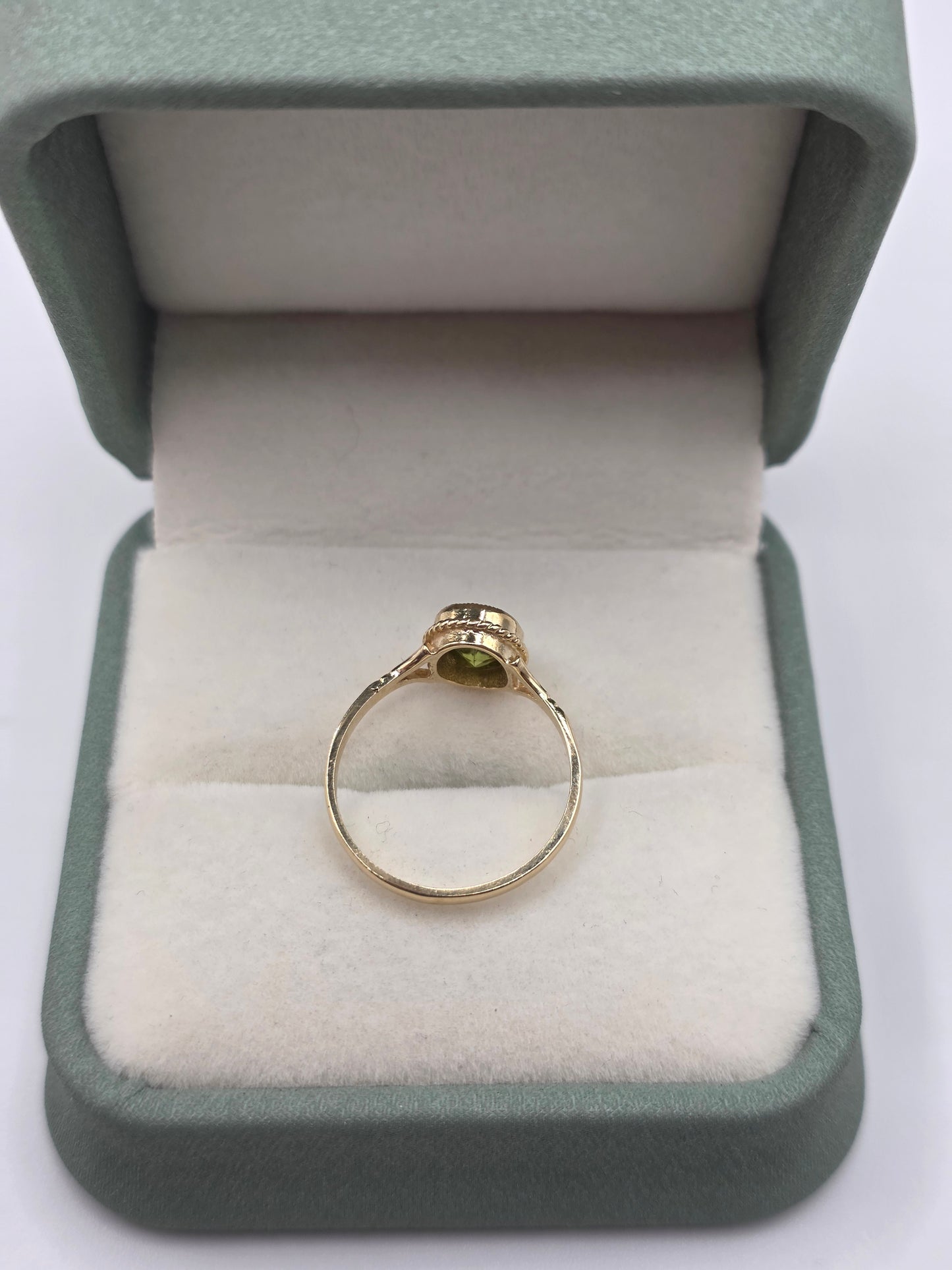9ct gold peridot ring