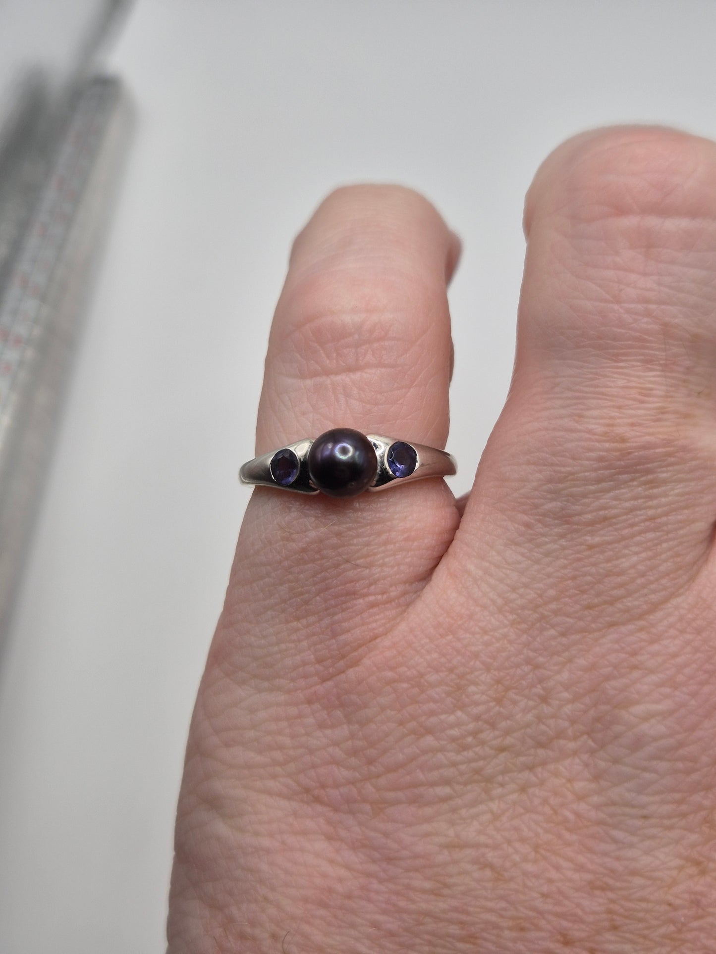 9ct white gold cultured pearl and iolite ring