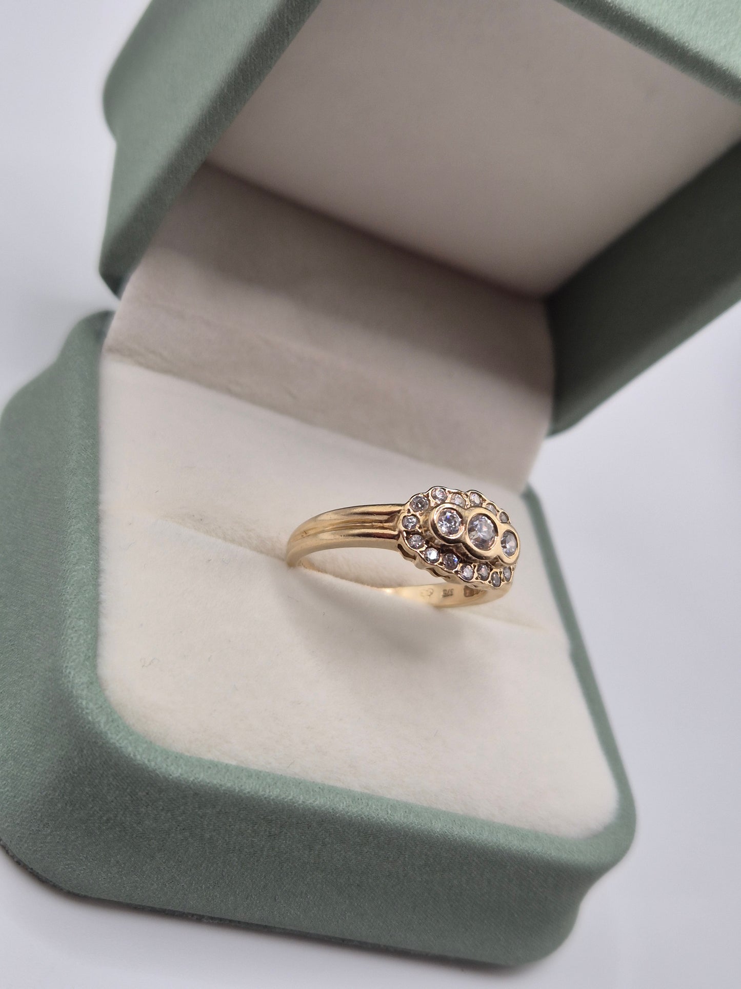 9ct gold zircon ring