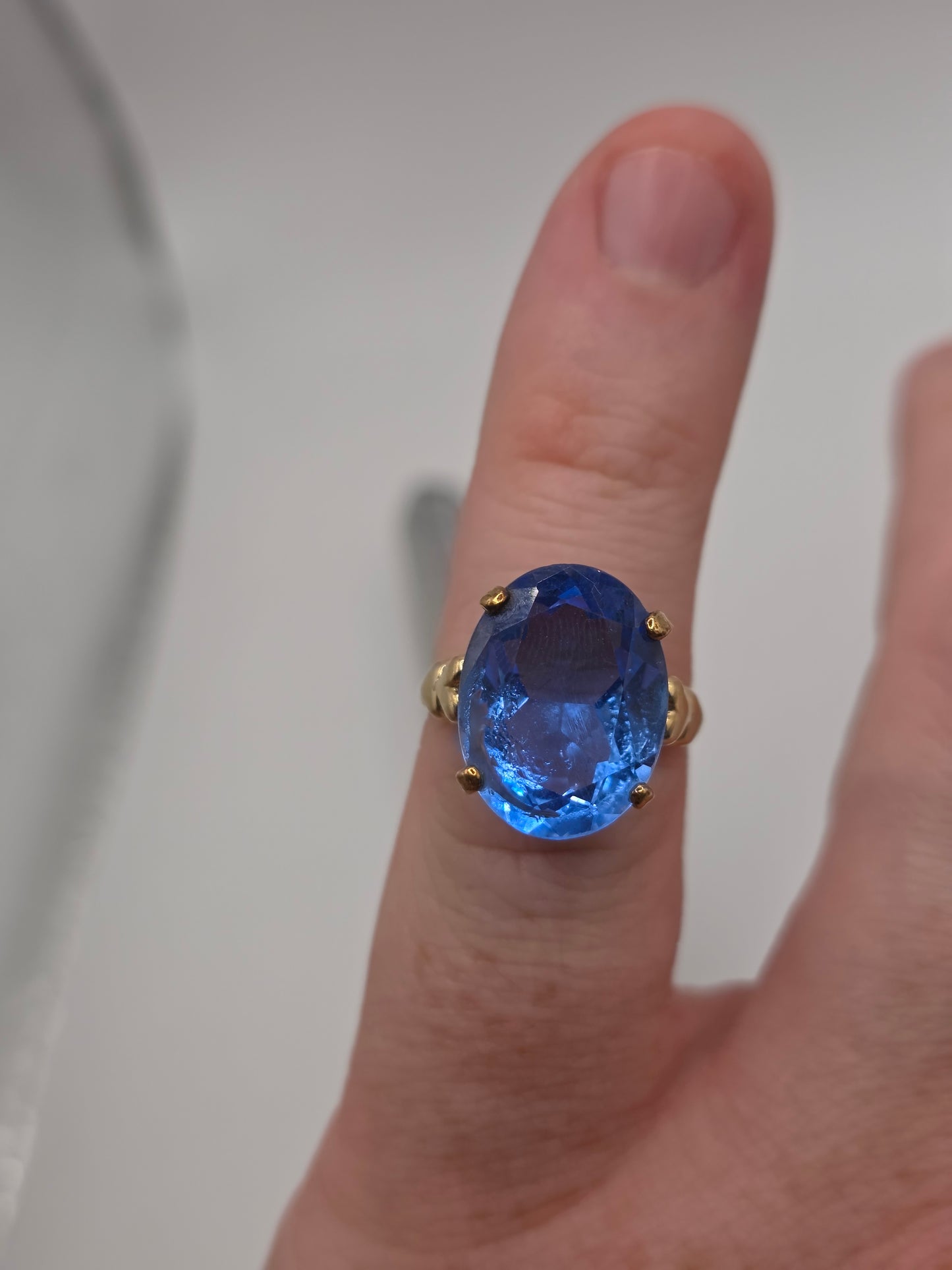 9ct gold synthetic spinel ring