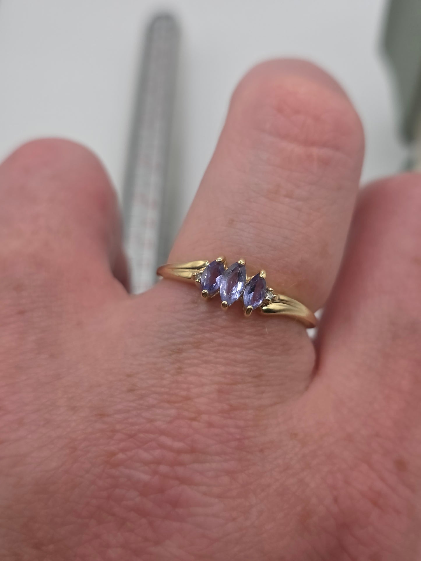 9ct gold tanzanite and diamond ring