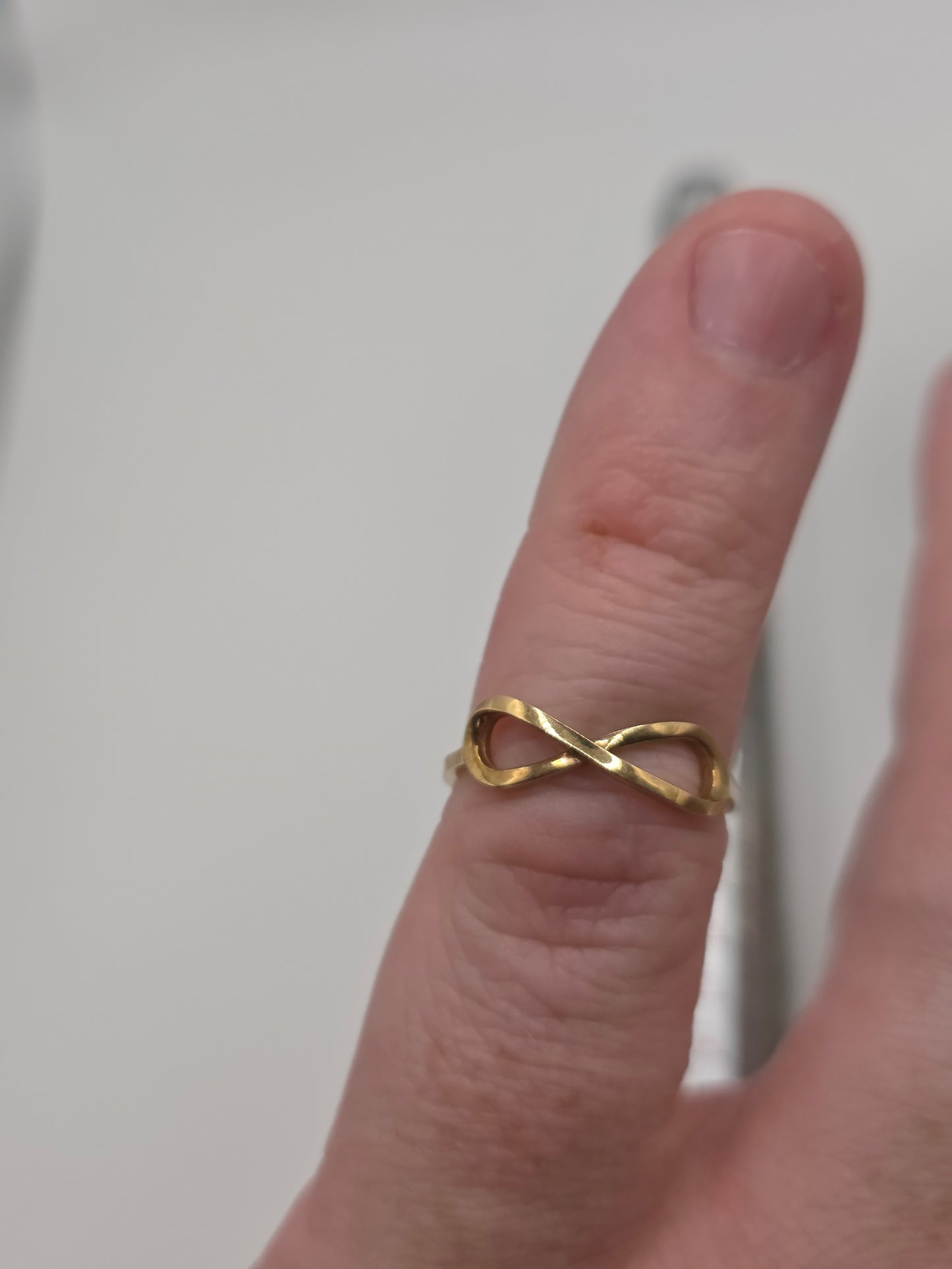 9ct gold inifity ring