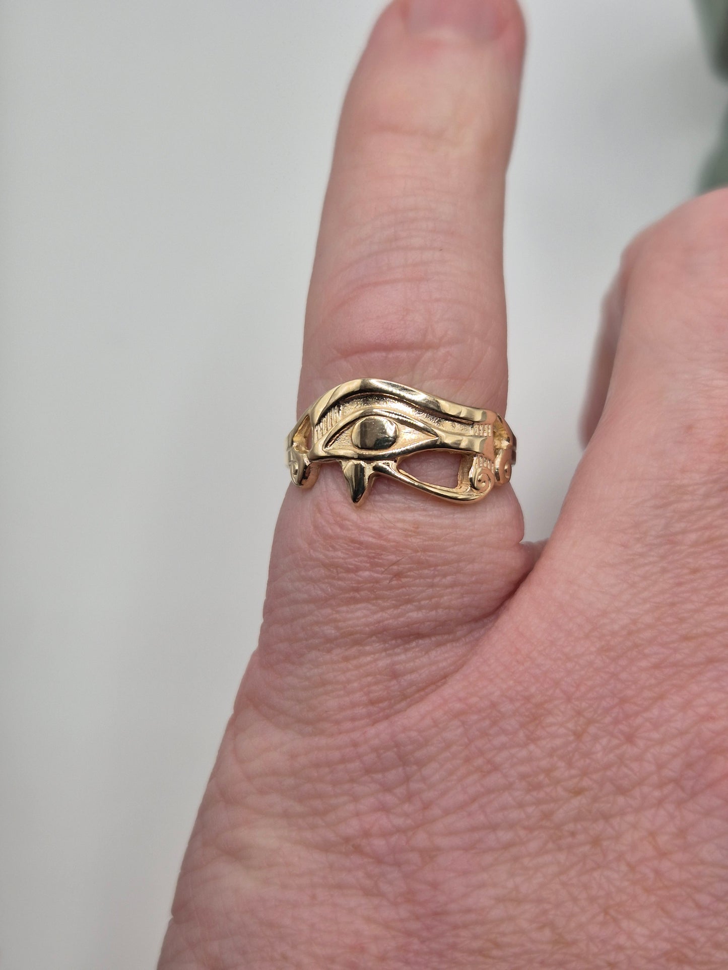 9ct gold eye of horous ring