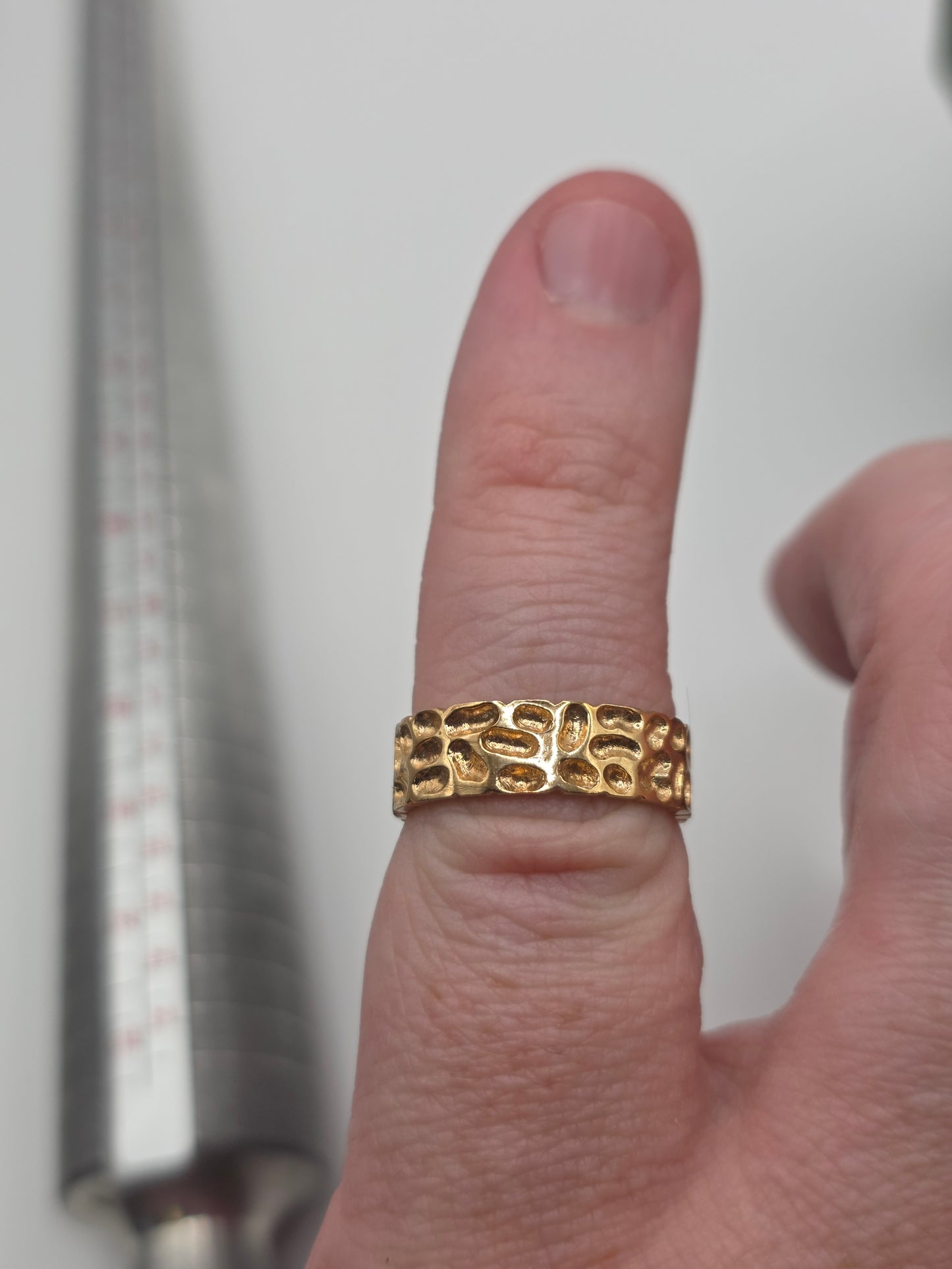 9ct gold patterned band ring