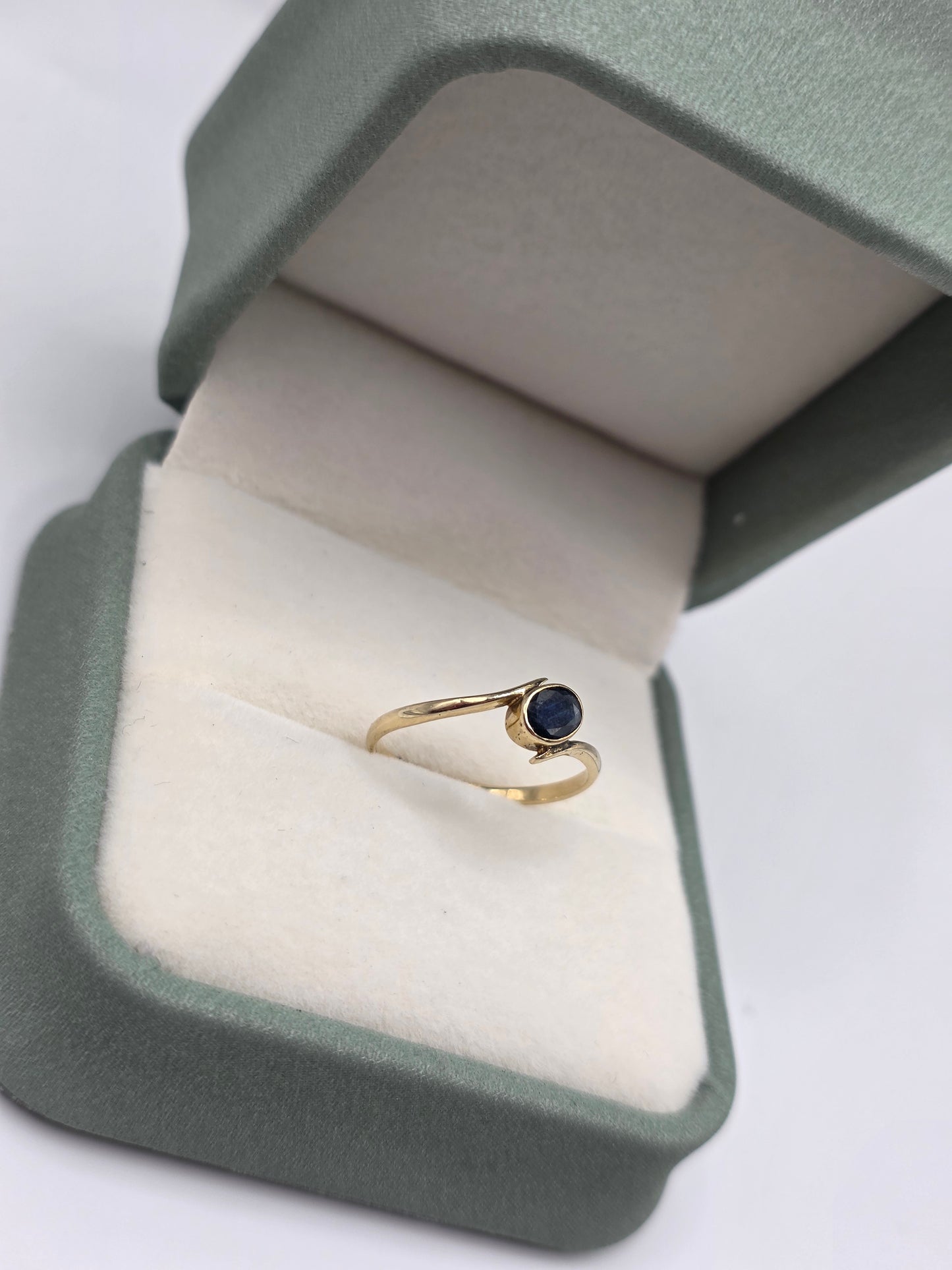 9ct gold sapphire ring