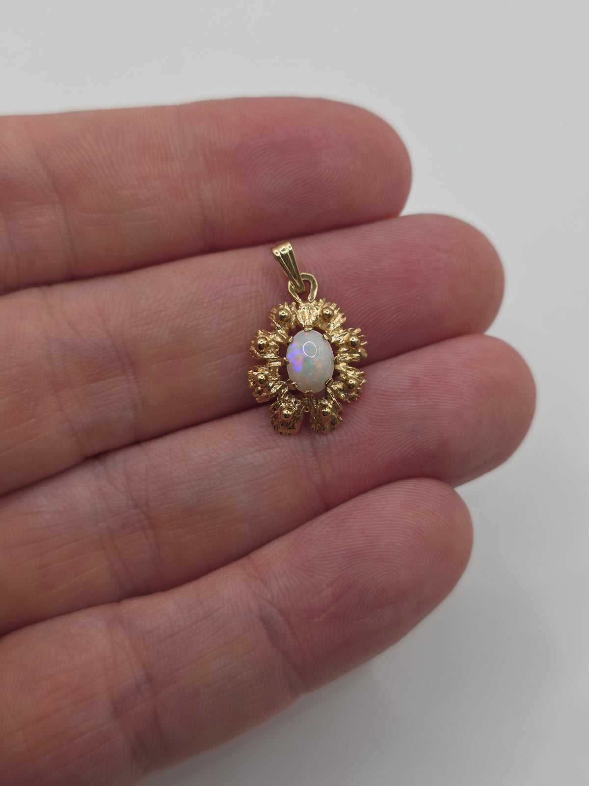 9ct gold opal pendant