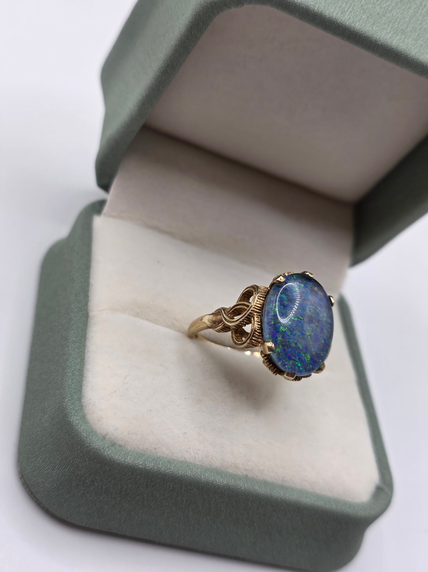 Vintage 9ct gold opal triplet ring