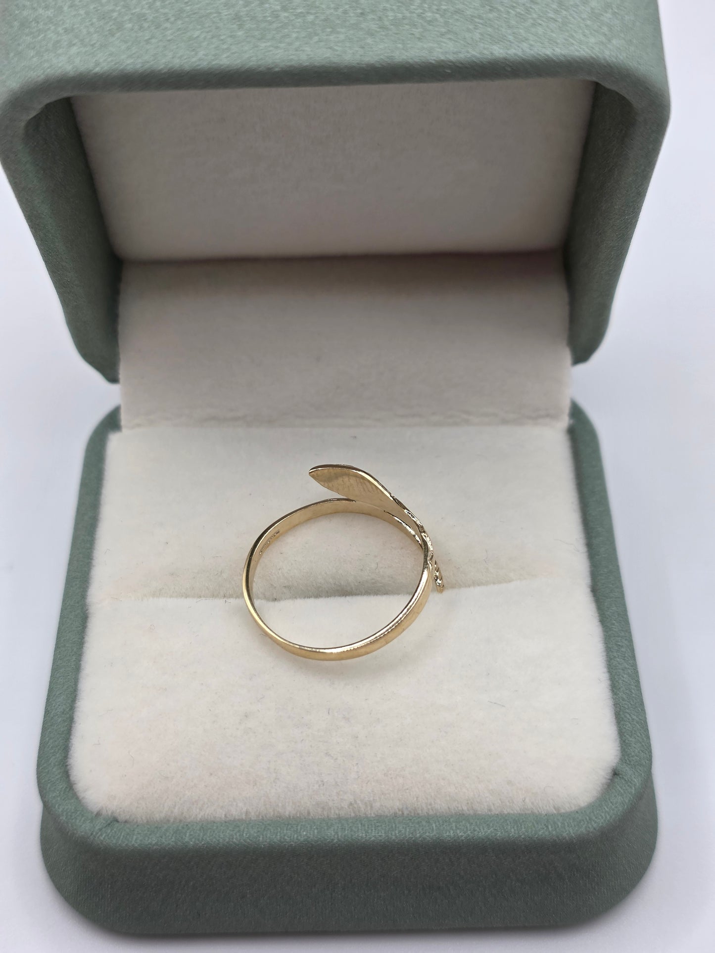 9ct gold snake ring