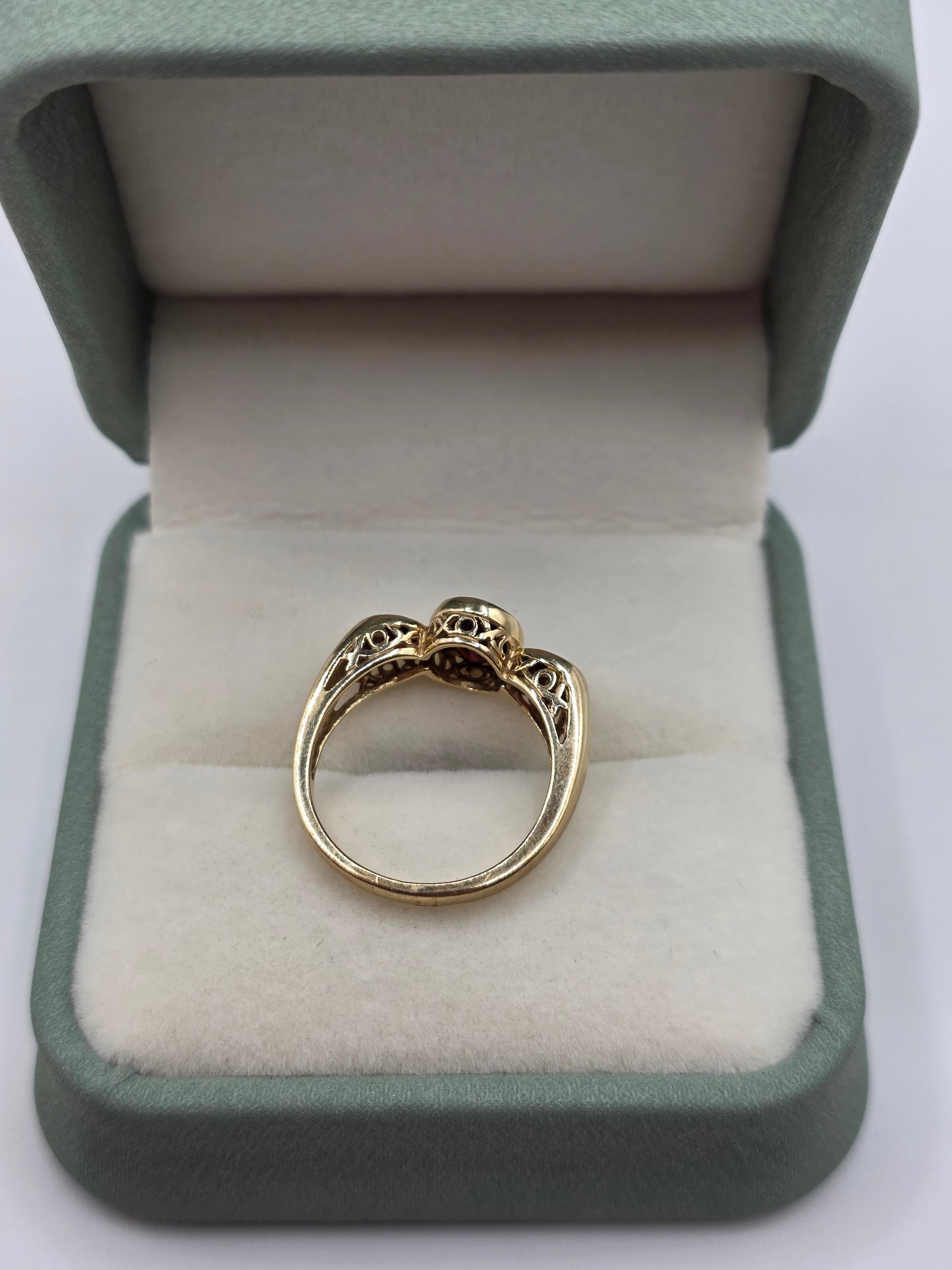 9ct gold garnet ring