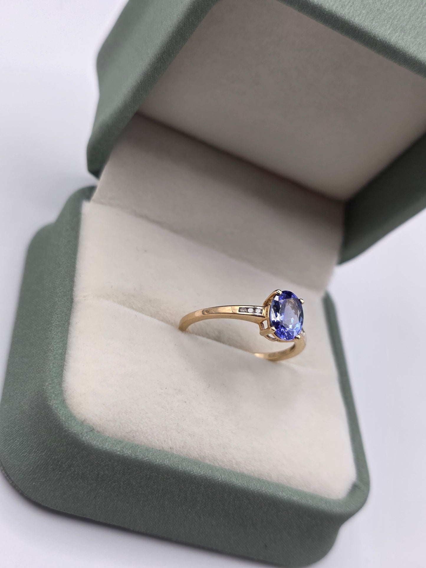 9ct gold tanzanite and diamond ring