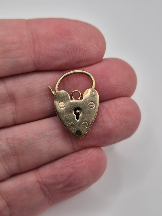 9ct gold padlock (28)