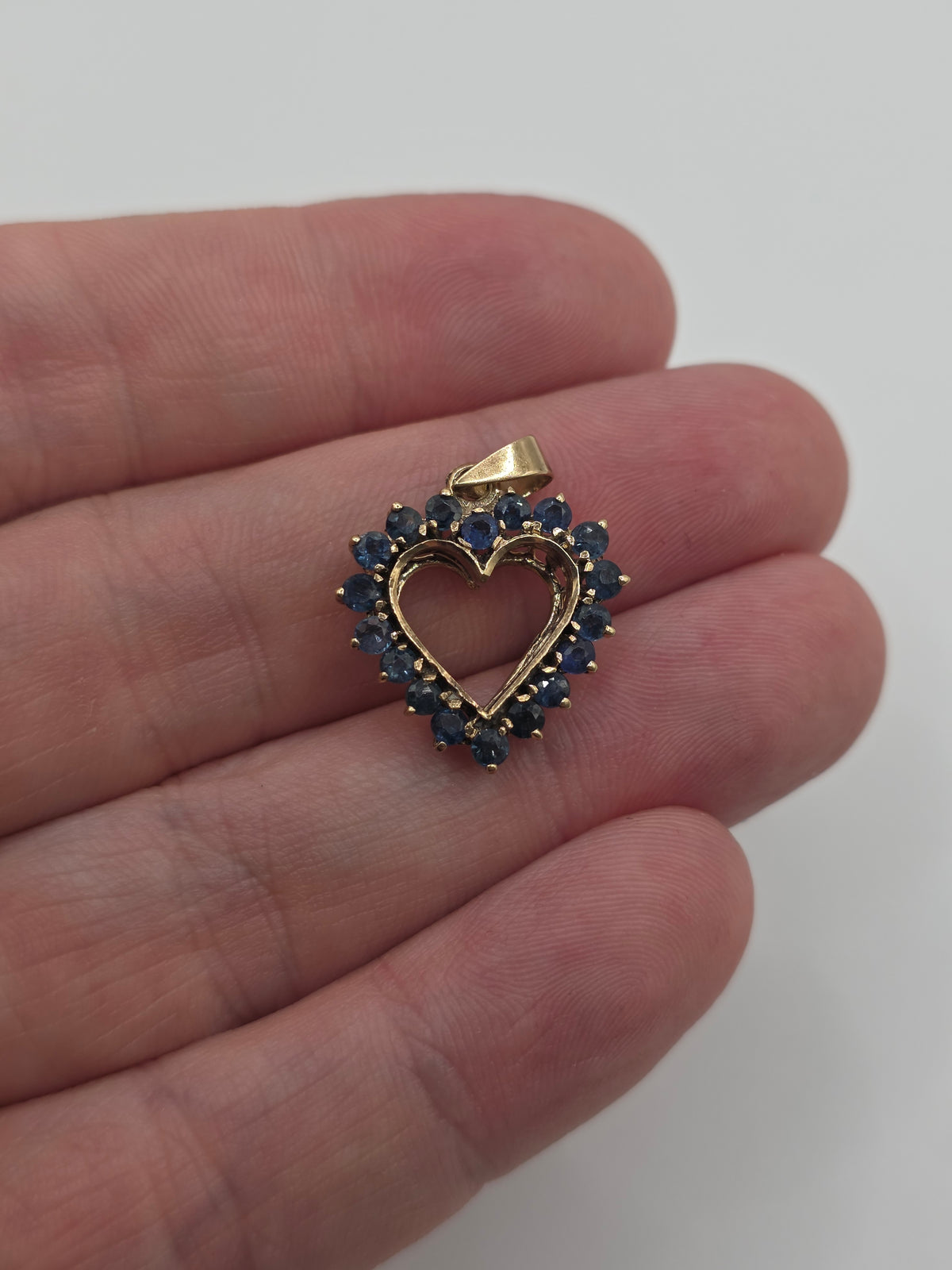 9ct gold sapphire heart pendant