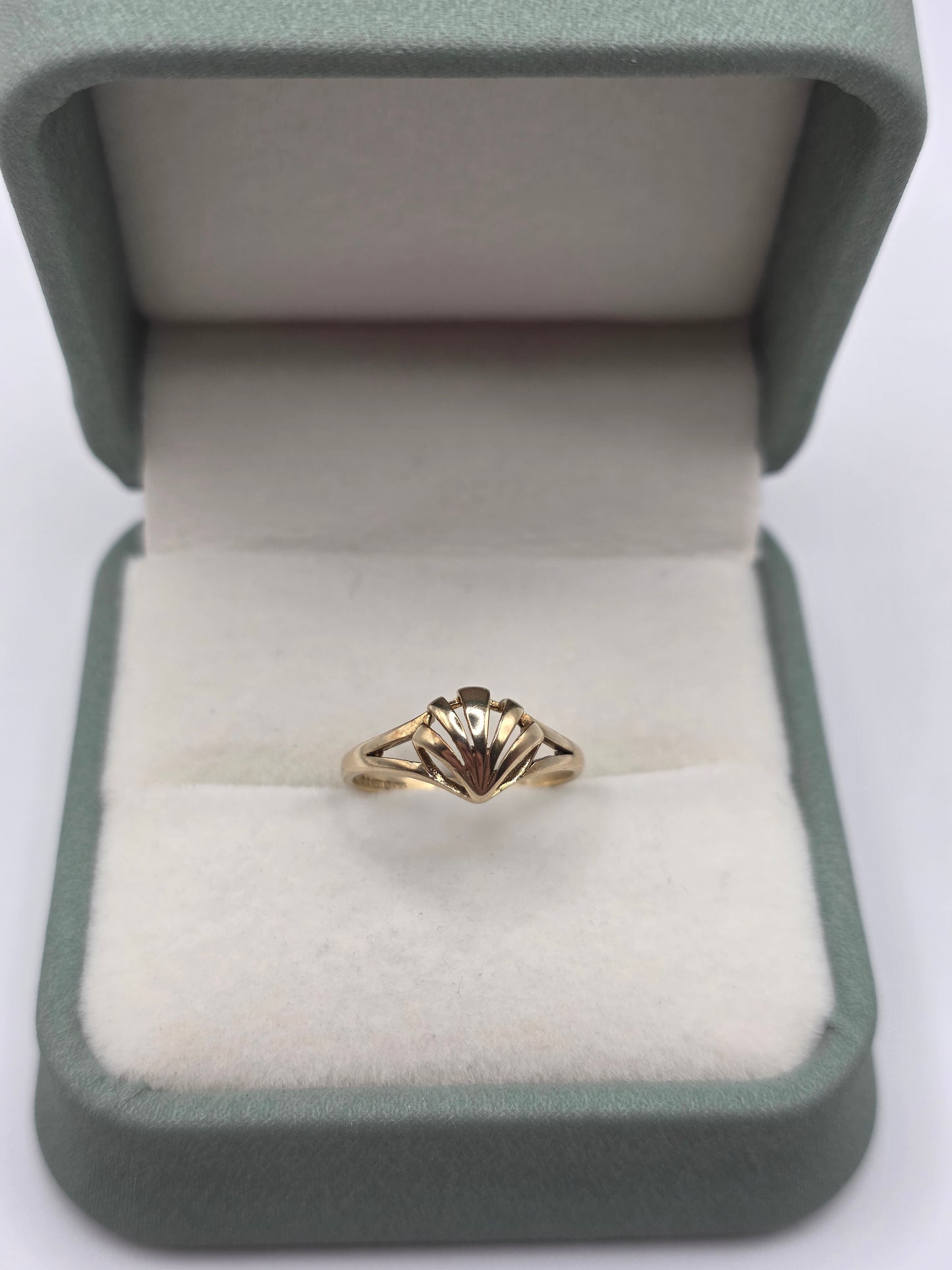 9ct gold shell ring