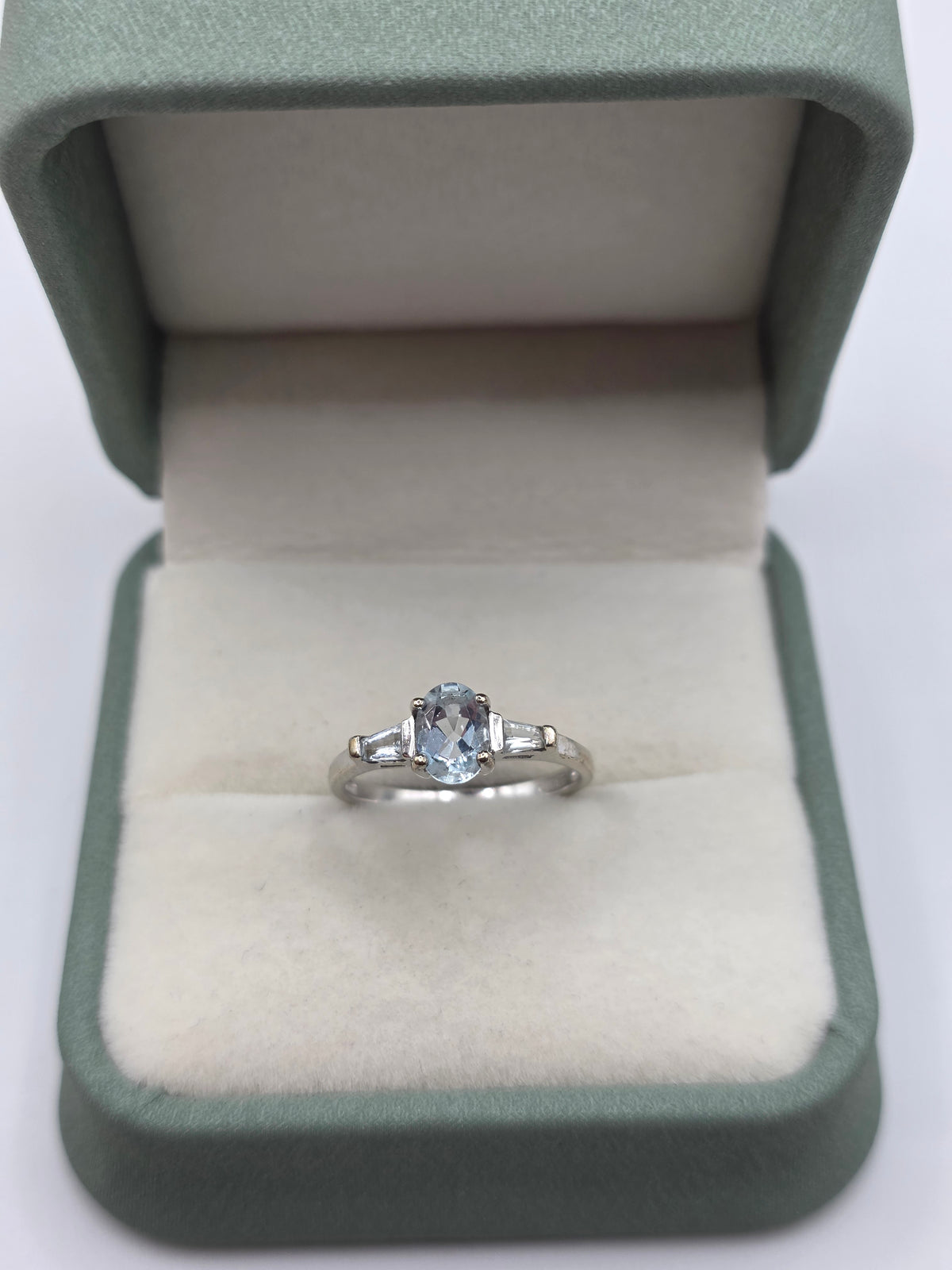 9ct white gold aquamarine ring
