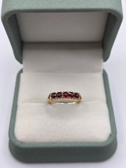 9ct gold garnet ring
