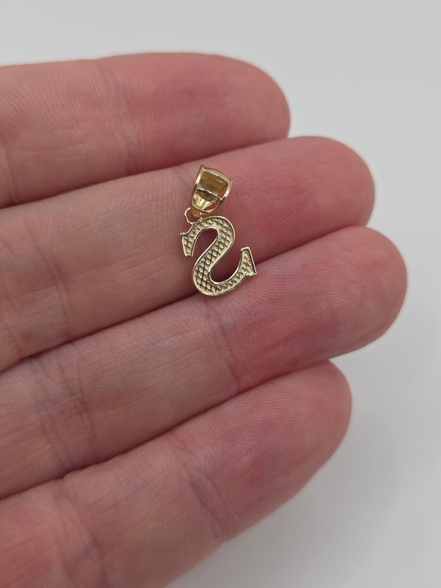 9ct gold initial S pendant