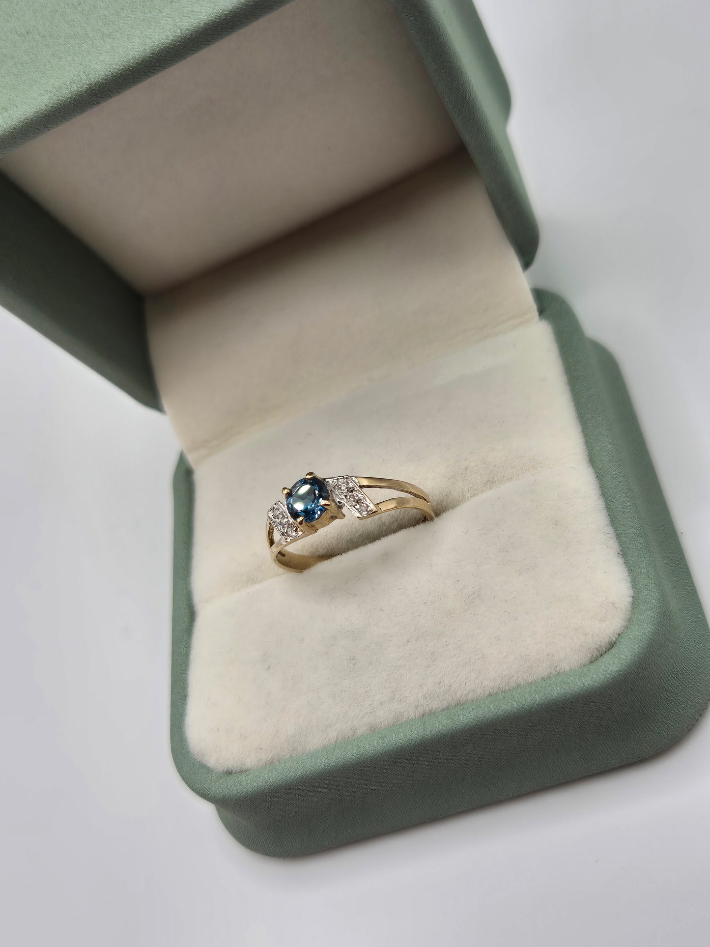 9ct gold topqz and cz ring